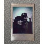 Sara Sálamo Instagram – La Navidad es mi época favorita del año.
Este año he podido retratarla en diversos formatos… 
Y con la que más nos hemos divertido es con la pequeña de @leicacamera.es  #leicasofort2 pudiendo imprimir las fotos al instante 🤩💙