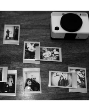 Sara Sálamo Instagram - La Navidad es mi época favorita del año.
Este año he podido retratarla en diversos formatos… 
Y con la que más nos hemos divertido es con la pequeña de @leicacamera.es  #leicasofort2 pudiendo imprimir las fotos al instante 🤩💙