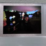 Sara Sálamo Instagram – La Navidad es mi época favorita del año.
Este año he podido retratarla en diversos formatos… 
Y con la que más nos hemos divertido es con la pequeña de @leicacamera.es  #leicasofort2 pudiendo imprimir las fotos al instante 🤩💙