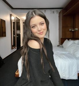 Sara Waisglass Instagram - nyc in 23 (hours)!!!!!