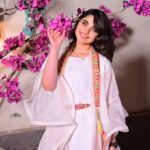 Sara aws Instagram - _ مرت فأبتسمت فأحيت وروداً قد ذبلت 🩷🌿