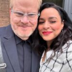 Sarah Cooper Instagram - I feel like I keep winning the lottery. Beyond grateful to hang out with @jimgaffigan and @mobituaries to talk all things #unfrosted and the genius of Jerry Seinfeld for @cbssundaymorning 🥰 thank you @miguellledo and @madisonguest what a fun day and a banger fit. I AM SO GEEKED FOR THIS MOVIE - IT COMES OUT MAY 3rd on @netflix @netflixisajoke I’ve already seen it nine times lol