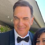 Sarah Cooper Instagram - Many of you have written in asking for more behind the scenes photos and I’m not one to ignore the will of the people #unfrosted