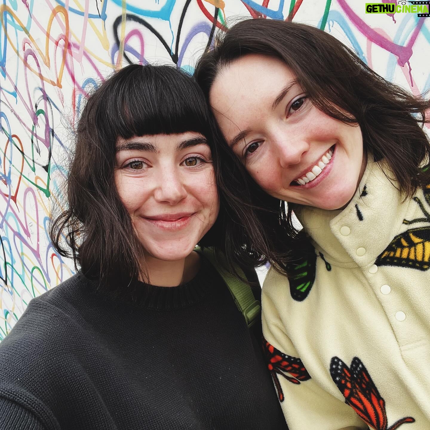 Sarah Gilman Instagram - 2024 began the way 2023 ended: with a stupidly big amount of love, gratefulness, and connection. the walks in nature helped, too. happy new year 💙