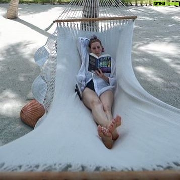 Sarah Levy Instagram - When you go to the Maldives on a work trip and you’re not the one working 😎