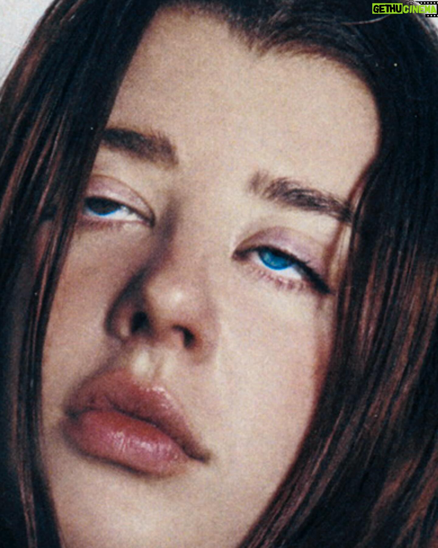 Sarah McDaniel Instagram - 🌚 @entire_studios Styled by @siviakosha