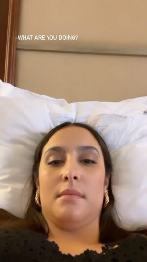 Sarah Perles Instagram - Quand tu sais que t’es une arnaque 😂😂