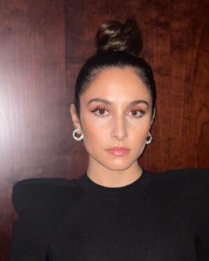 Sarah Perles Instagram - Thank you @diorbeauty for this gorgeous look. @mariagarciamua you are a gem ❤️‍🔥 jewellery by @joyeriasuarez 💎 @a6cinema and @martagodp ♥️