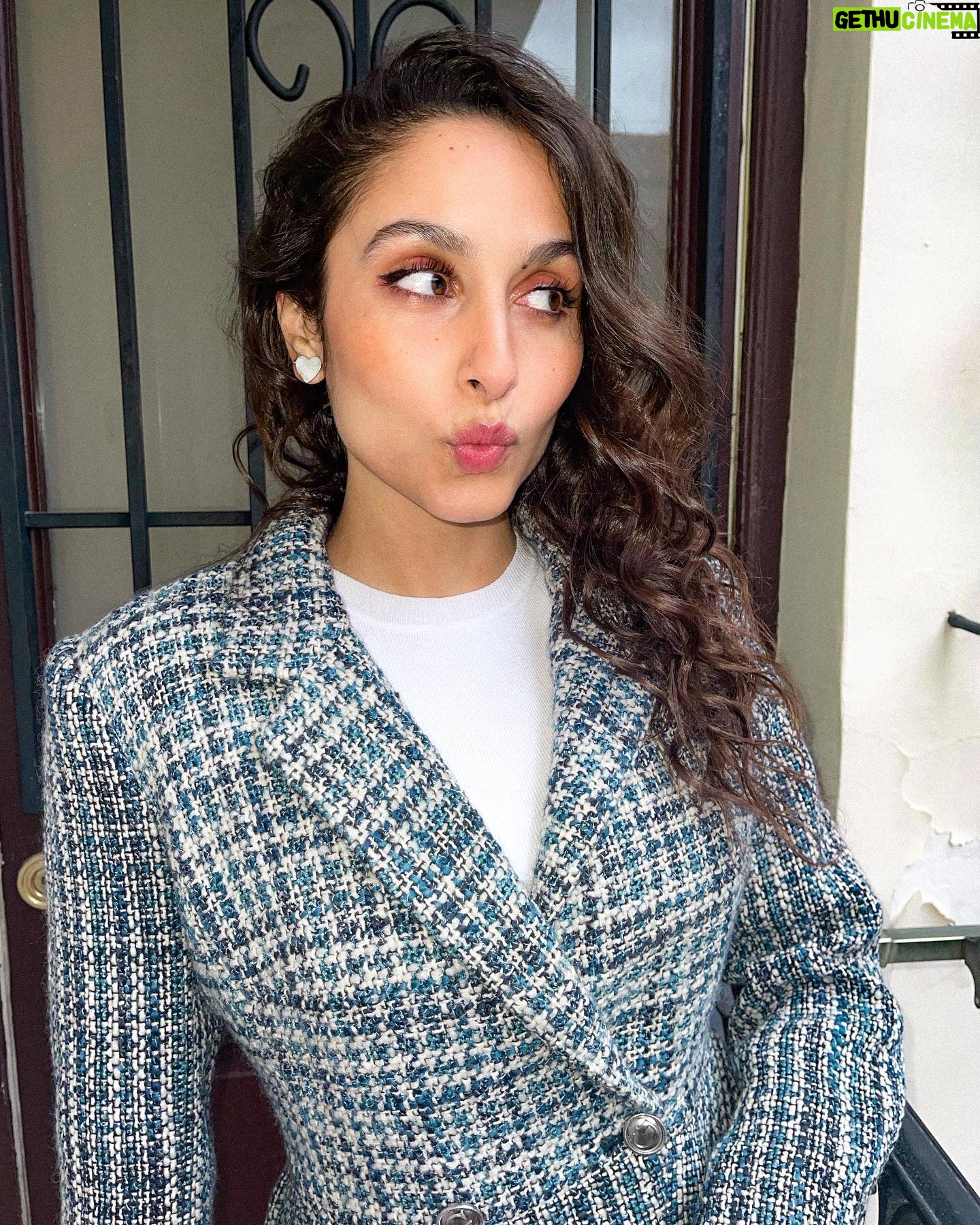 Sarah Perles Instagram - Chiki-Chiki is my lifestyle/ outfit by @marciano jewellery @thomassabo lip glow oil by @diorbeauty