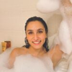 Sarah Perles Instagram - Feeling extra in my bubble bath 🫧 @lorealparis