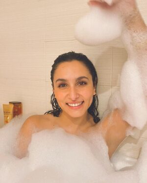 Sarah Perles Instagram - Feeling extra in my bubble bath 🫧 @lorealparis