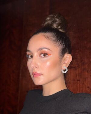 Sarah Perles Instagram - Thank you @diorbeauty for this gorgeous look. @mariagarciamua you are a gem ❤️‍🔥 jewellery by @joyeriasuarez 💎 @a6cinema and @martagodp ♥️