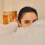 Sarah Perles Instagram - Feeling extra in my bubble bath 🫧 @lorealparis