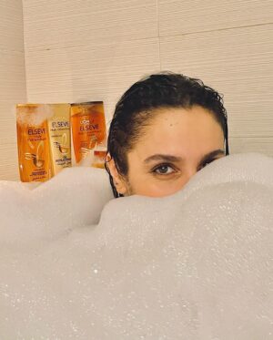 Sarah Perles Instagram - Feeling extra in my bubble bath 🫧 @lorealparis