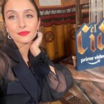 Sarah Perles Instagram - National press junket for @elcid_laserie @primevideoes outfit @mariavittoriapaolillo make up by @diormakeup @mariagarciamua shoes @guess jewellery @thomassabo 🤍
