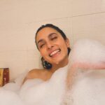 Sarah Perles Instagram - Feeling extra in my bubble bath 🫧 @lorealparis