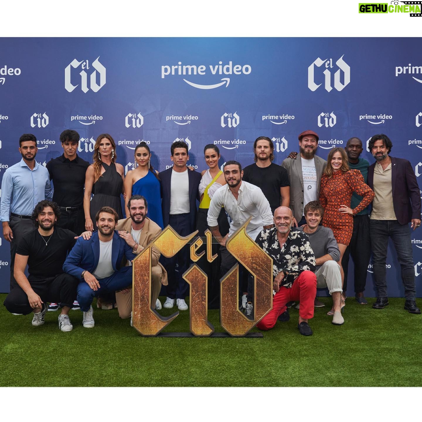 Sarah Perles Instagram - Presenting @elcid_laserie @primevideoes with my new family. Coming out 15th of July! Make up @diormakeup @mariagarciamua Outfit by @adolfodominguezofficial jewellery by @antonheunis shoes by @guess nails by @daudovabeauty