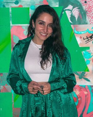 Sarah Perles Instagram - Appreciation Post: 
Yesterday I went to an event organised by @tartarcolors and I was overwhelmed by so much love and kindness. So here’s a post for all the people who hugged me and offered me sweets and foods and creams and outfits and a plant. I went back home with bags of gifts and my heart pumped with love. 
So today I’d like to write about these amazing young moroccan entrepreneurs who deserve all your attention.
First of all: @byedi.ma who makes Bomb outfits. Cool and modern, who changed my boring outfit for this absolutely gorgeous green trousers and shirt 🔥 
@girlz_box imports gadgets and goodies from Asia.  They are these stylish sisters who work together and have fun together and can tell you everything you need to know about Asian modern culture 🤍 
@lamaisondugranola stuffed my mouth with her healthy homemade granola. Couldn’t get enough of them. They are packed with nutriments and made with love. 
@safa_thebrand and @gaiaandgems who are besties and make stylish outfits and jewellery. 
@kokido.cg who makes the best mouth watering cookies. Just like I love them. Crunchy on the outside and gooey on the inside. 
@yemabio.morocco for the argan oil and organic cosmetics.
Thank you @vanitydusk for the fun make up, felt like a fairy! 
@nabatat_ who wants to make your home a greener place. They sell very affordable plants for your to adopt and be a happy parent of a baby plant 🪴 And if I forget anyone else, please let me know!! I had so much information 🤍
Let’s support our Moroccan artists, artisans, entrepreneurs, our super humans who move mountains and makes us proud ♥️