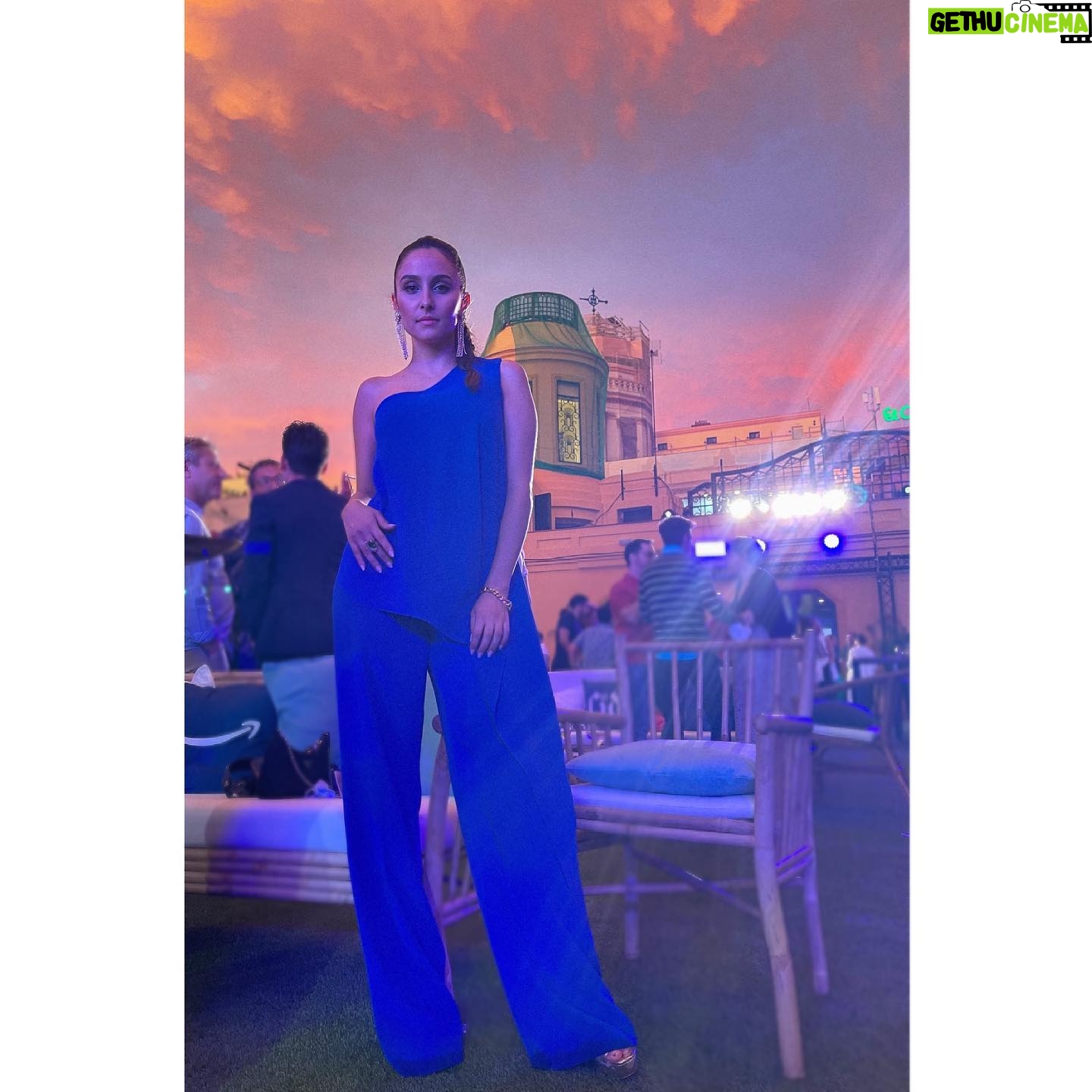 Sarah Perles Instagram - Presenting @elcid_laserie @primevideoes with my new family. Coming out 15th of July! Make up @diormakeup @mariagarciamua Outfit by @adolfodominguezofficial jewellery by @antonheunis shoes by @guess nails by @daudovabeauty