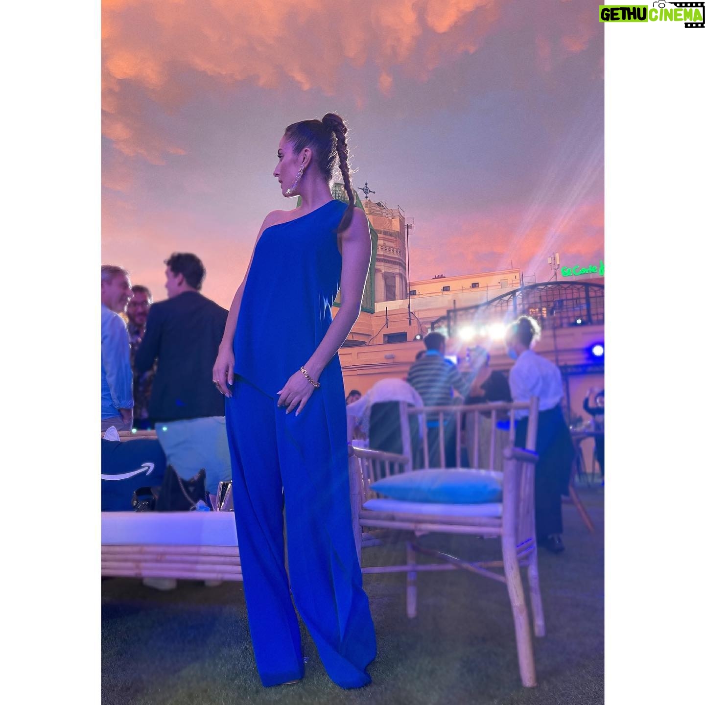 Sarah Perles Instagram - Presenting @elcid_laserie @primevideoes with my new family. Coming out 15th of July! Make up @diormakeup @mariagarciamua Outfit by @adolfodominguezofficial jewellery by @antonheunis shoes by @guess nails by @daudovabeauty