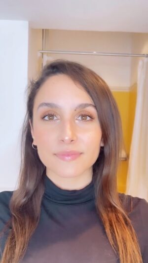 Sarah Perles Instagram - A quiet morning, to show you my hair routine 💆🏽‍♀️ #HYALURON_HAIR  #Lorealparissquad2022 #Lorealparis