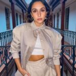 Sarah Perles Instagram - I’m looking right into your eyes @mvpwardrobe ❄️