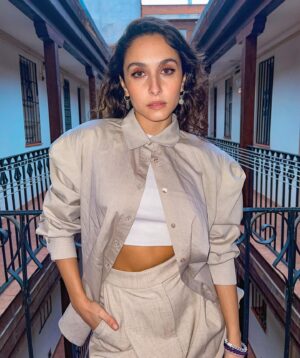 Sarah Perles Instagram - I’m looking right into your eyes @mvpwardrobe ❄️