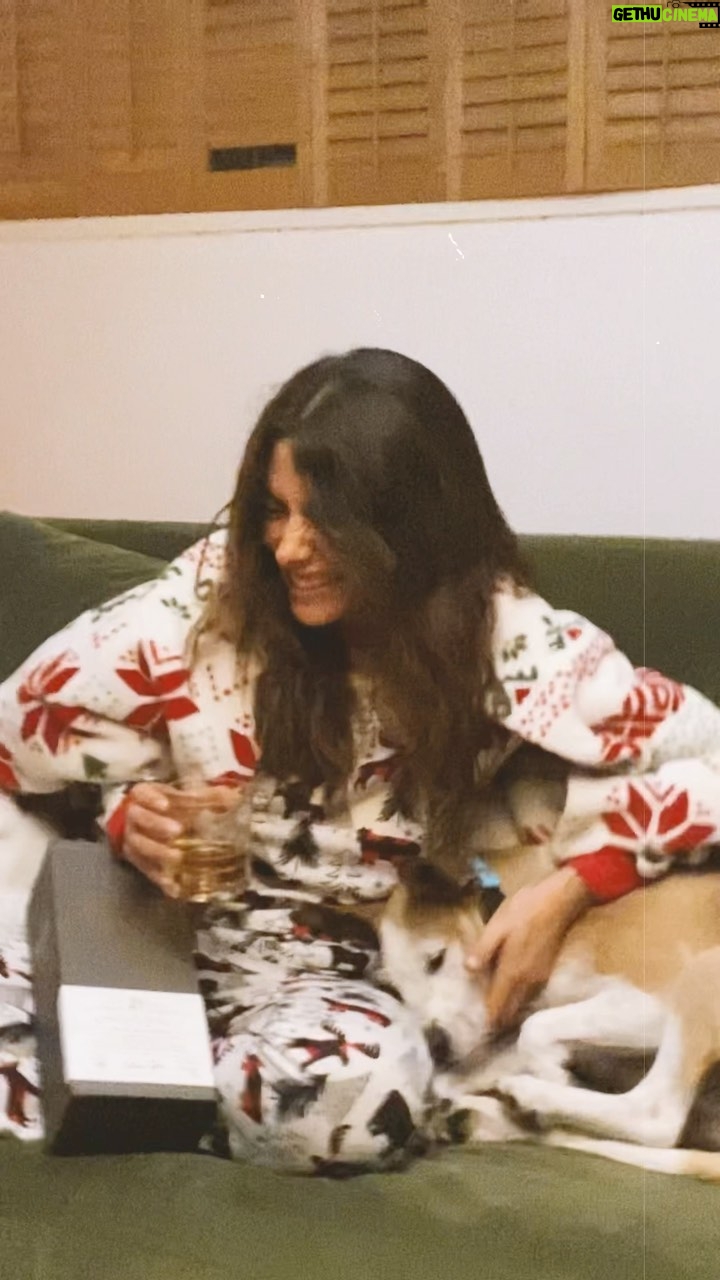 Sarah Shahi Instagram - Saddens me that thanksgiving is over, but let’s go Christmas. We’re gonna Christmas hard. #notanadwishitwas.