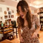 Sarah Shahi Instagram - And the student prepares… @sexlife S2… What are YOU most excited to see? 🤩