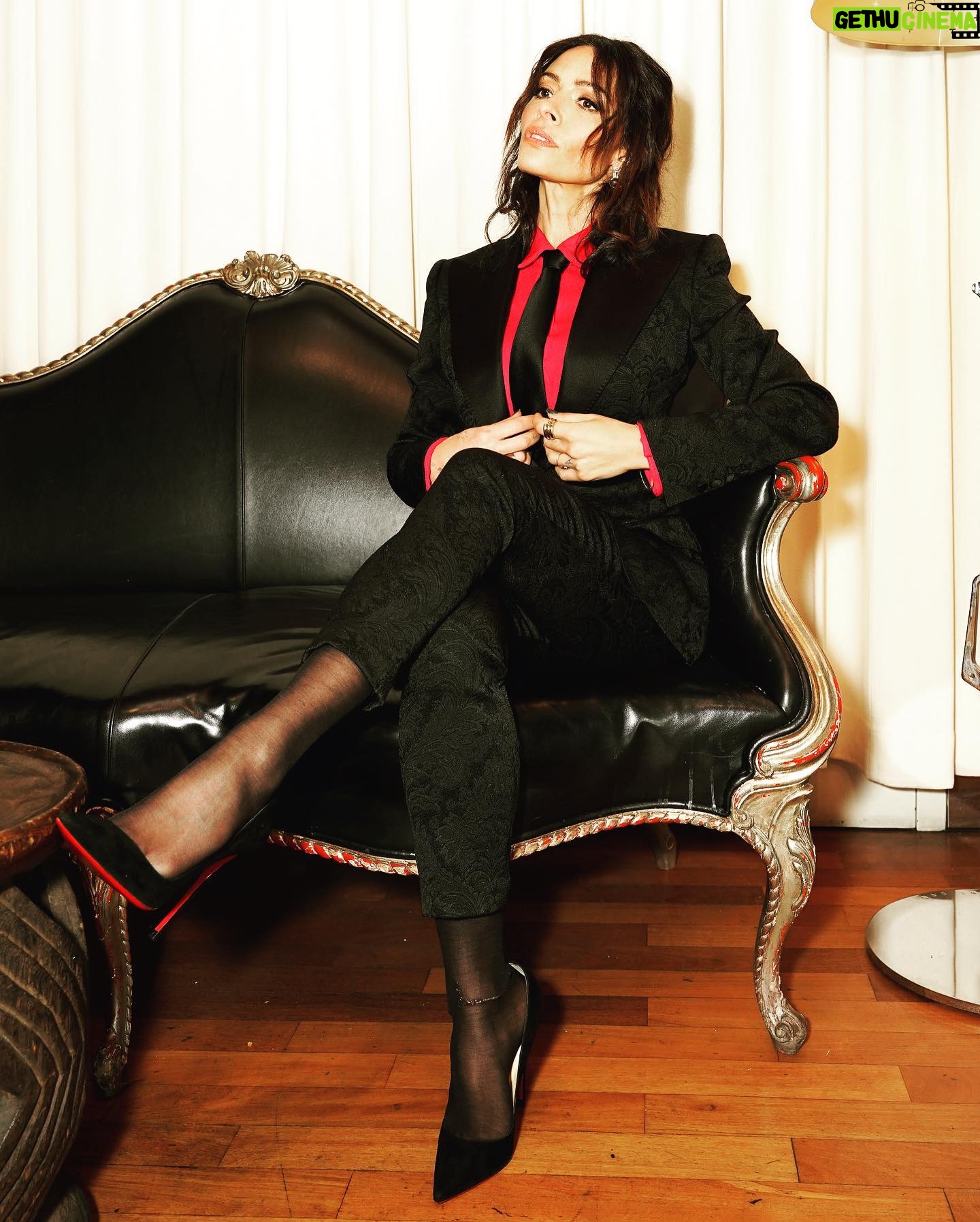 Sarah Shahi Instagram - @dolcegabbana @blackadammovie Fit #g.z.n.0