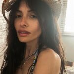 Sarah Shahi Instagram - Perfect summer accessory @clarinsusa lip oils. Sweet not sticky. 💋 #clarinspartner