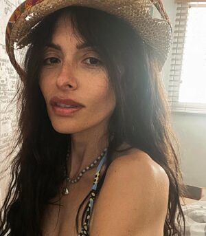 Sarah Shahi Instagram - Perfect summer accessory 
@clarinsusa lip oils. Sweet not sticky. 💋 
#clarinspartner