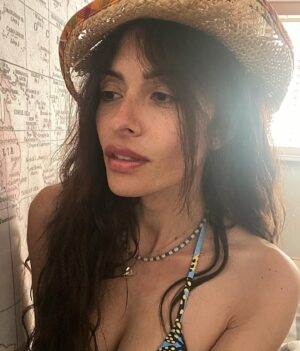 Sarah Shahi Instagram - Perfect summer accessory 
@clarinsusa lip oils. Sweet not sticky. 💋 
#clarinspartner