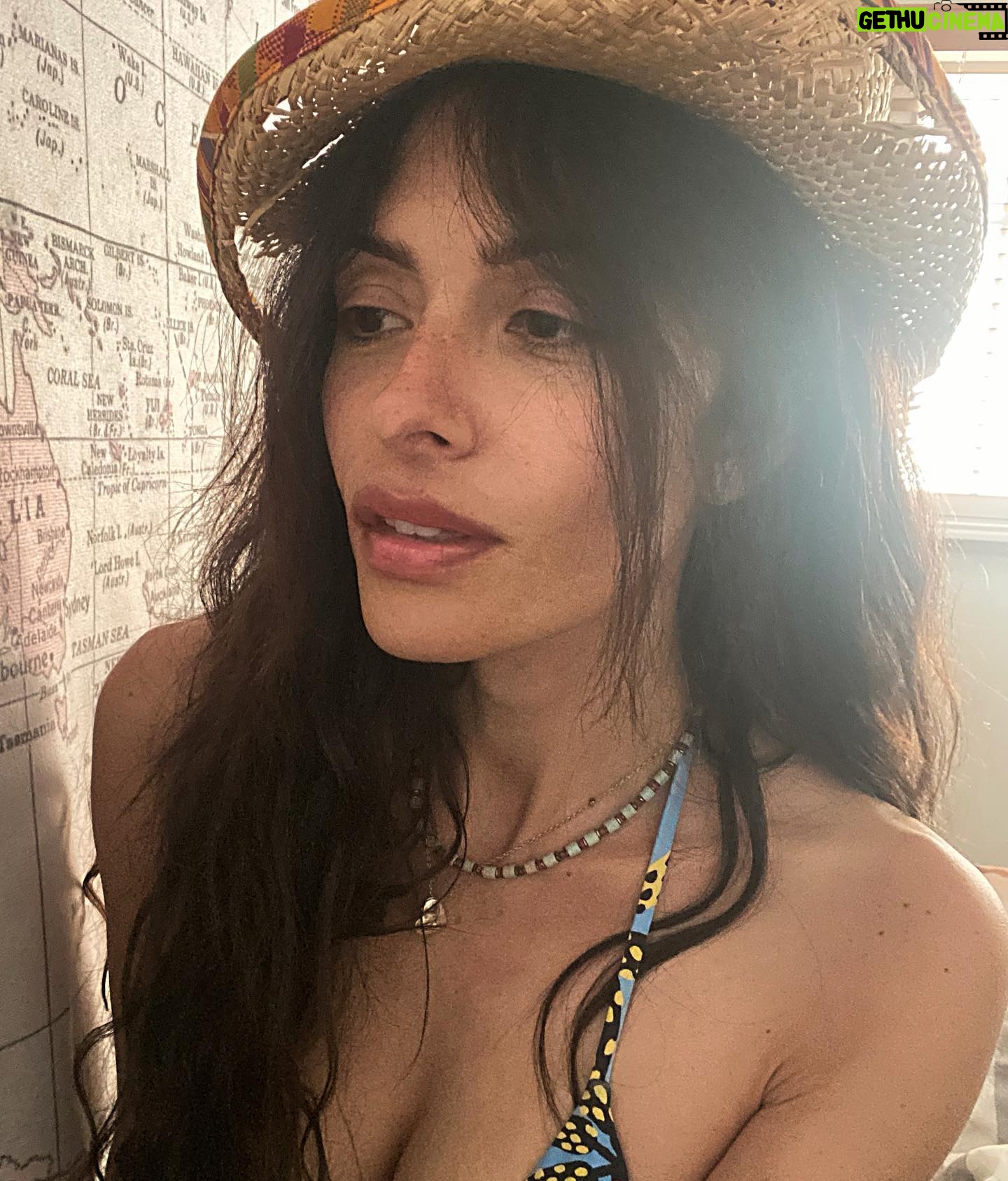Sarah Shahi - 118.3K Likes - Perfect summer accessory
@clarinsusa lip oils. Sweet not sticky. 💋
#clarinspartner