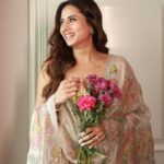 Sargun Mehta Instagram - 💐🌼. Wearing @monikanidhii Styled by @devs213 @krutikaa_sharma