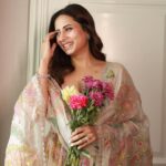 Sargun Mehta Instagram - 💐🌼. Wearing @monikanidhii Styled by @devs213 @krutikaa_sharma
