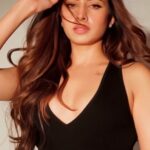 Sargun Mehta Instagram - Apni kursi ki peti baandh lo😘