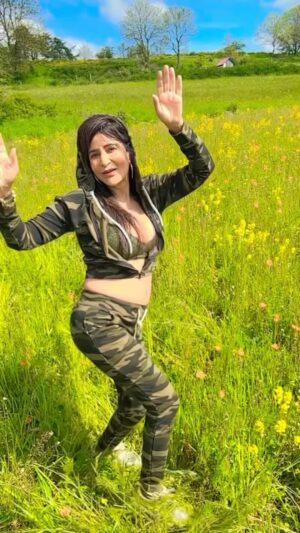 Saru Maini Instagram - Coz it’s trending🔥 #sarumaini #instareels #instareelsindia❤️ #trendingreels #travel #travelreels #vacay