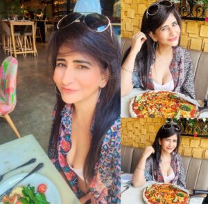 Saru Maini Instagram - Fun filled afternoon😃 #sarumaini #pizzalover  #mondayvibes #funday #mondayafternoon
