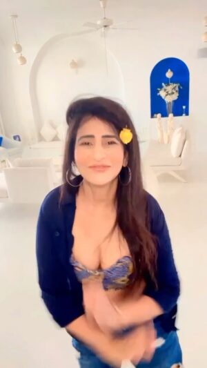 Saru Maini Instagram - Coz it’s trending 🔥💫💥⚡️ Tum Tum ज़रा हटके😝🧚‍♀️💃 #sarumaini #trendingreels #trendingsongs #ootd #fyp #explorepage