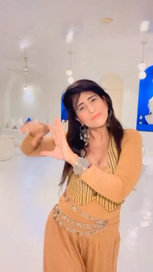 Saru Maini Instagram - Awesome song👌 Dj baajan de 🎵💃#sarumaini #instareels #fyp #ootd #dancereels