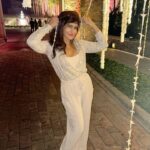 Saru Maini Instagram - Moments❤️ #ootd #instalike #potd #tbt❤️ #funtimes #happiness #style #traveldiaries #weddingfunctions
