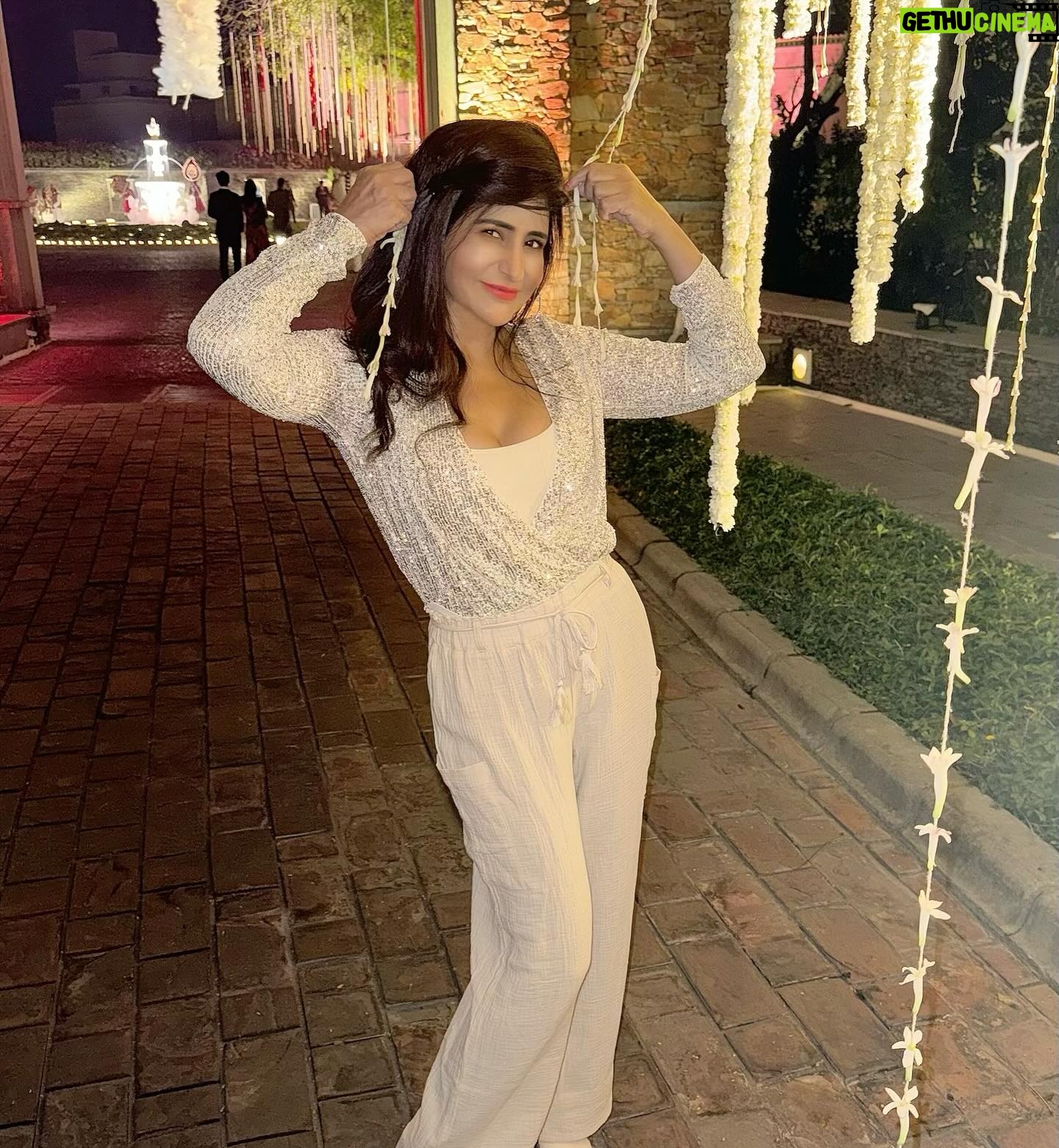 Saru Maini Instagram - Moments❤️ #ootd #instalike #potd #tbt❤️ #funtimes #happiness #style #traveldiaries #weddingfunctions