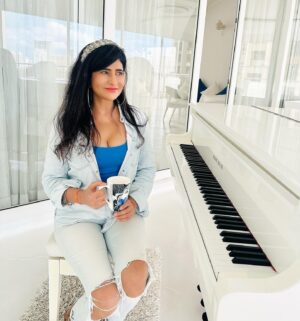 Saru Maini Instagram - Monday blues💙🎹☕️💙 #mondayvibes #instalike #instagood #ootd #fyp