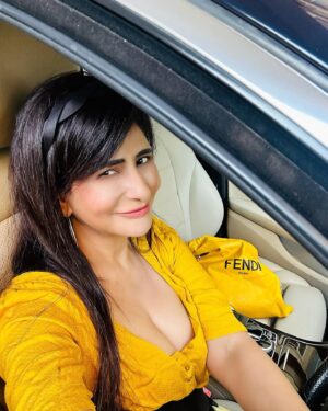 Saru Maini Instagram - On the move💛 and showing off my new @fendi bag🤩 😎😆 #sarumaini #ootd #style #actor #potd