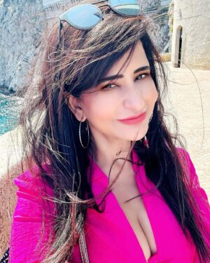 Saru Maini Instagram - The Sun☀️Sea 🌊 and👸 #sarumaini #vacation #europetravel #instalike #instagood #ootd