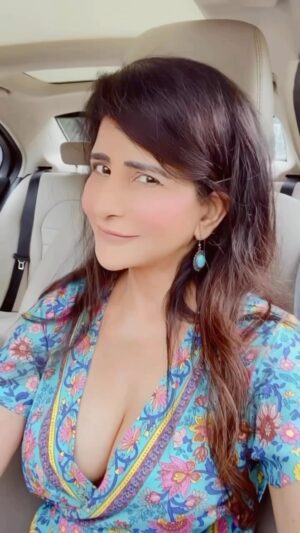 Saru Maini Instagram - Just remind yourself to be AWESOME🤩 💫😃⭐️🧿 #sarumaini #glow #happiness #weekendvibes #positivevibesonly #instalike #instagood #fyp #explorepage
