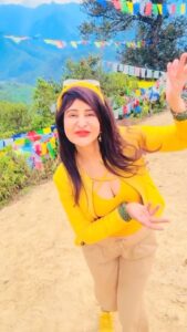 Saru Maini Instagram - Coz it’s trending💛🔥💛 #sarumaini #trendingreels #trending #fyp #explorepage #travelreels #bhutantravel