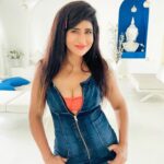 Saru Maini Instagram – Don’t wait for the perfect moment, take the moment and make it perfect🤩✨👍 #sarumaini #positivevibes #lessonsoflife #fyp