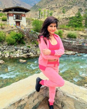 Saru Maini Instagram - Nestled in the Himalayas , Lies a kingdom so serene …
Bhutan- land of thunder dragon ,where happiness is the ultimate dream…❤️🩷🧡 #bhutan #bhutantravel #happiness #peace #peaceful #love #nature #innerpeace #serene